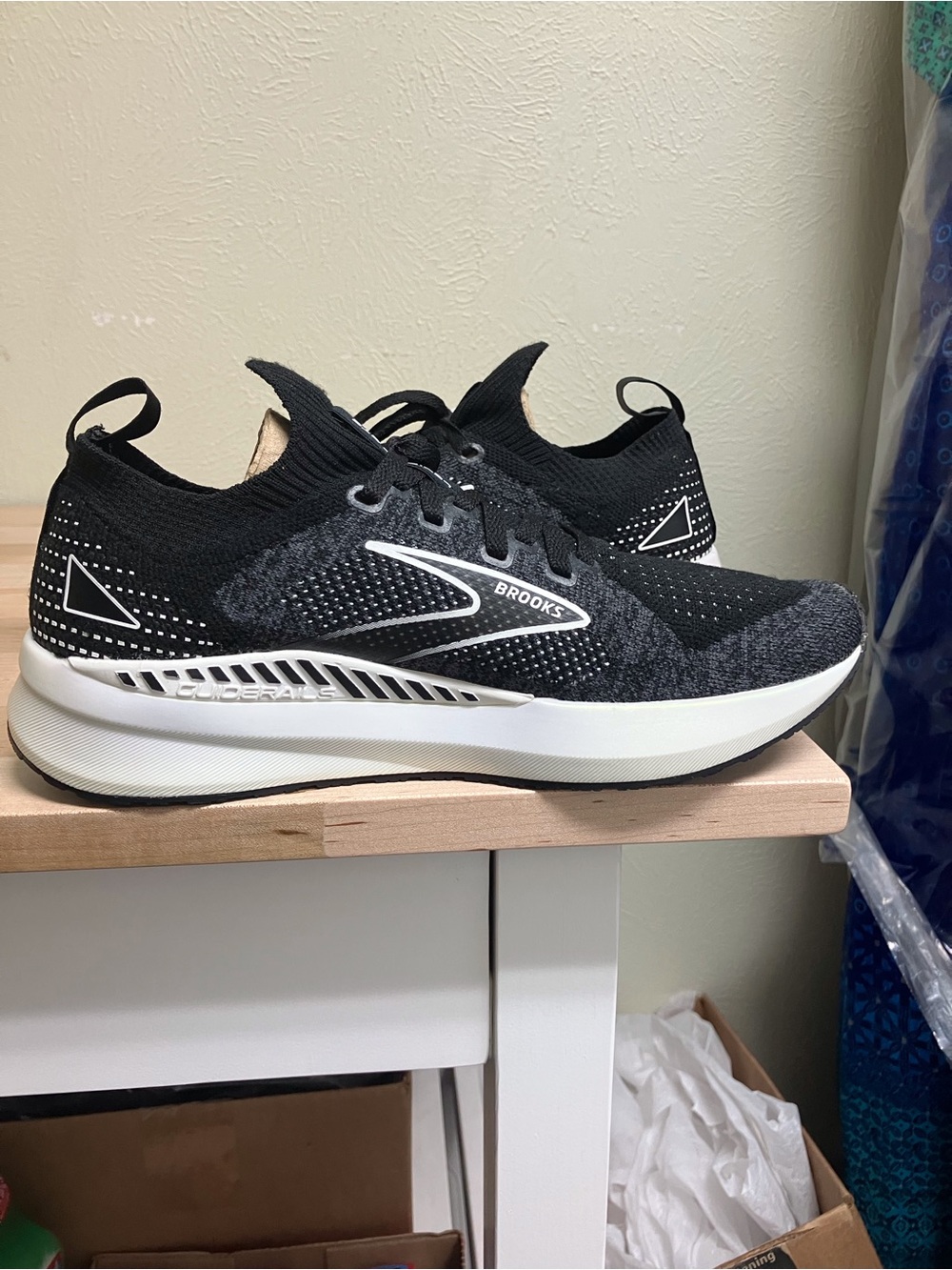 Brooks Levitate GTS Women's Black and White Running Shoes - Picture 5 of 12